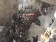 محاولة الأهالي إنتشال الجرحى من تحت الأنقاض
