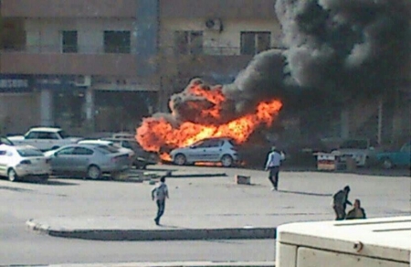 إحدى السيارات المشتعلة بالقرب من سوق المواسم في الفحامة
