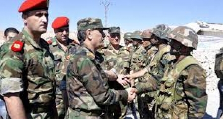 ضباط من الحرس الجمهوري يصلون قتلى إلى مشفى 601